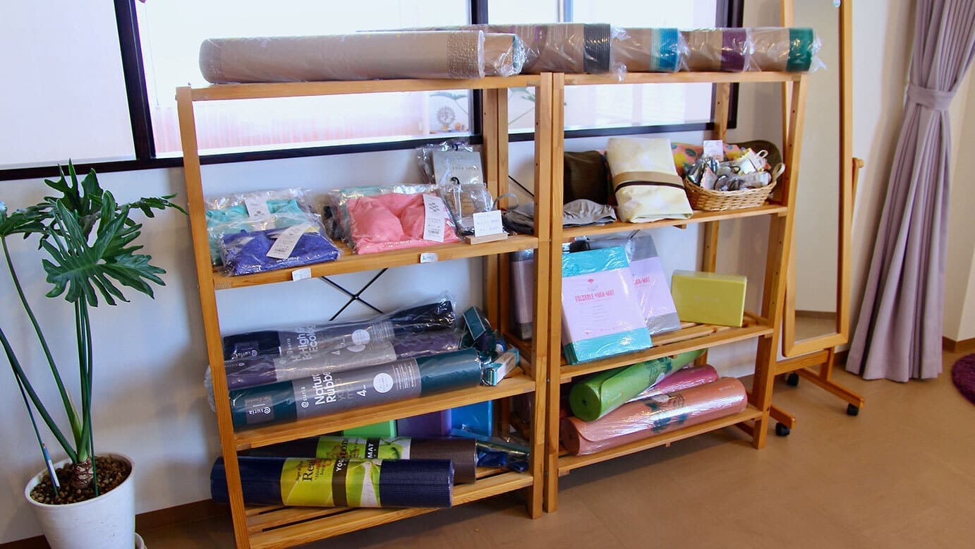 ヨガマットやウエアが揃っています(レッスン開始前に購入可能です)